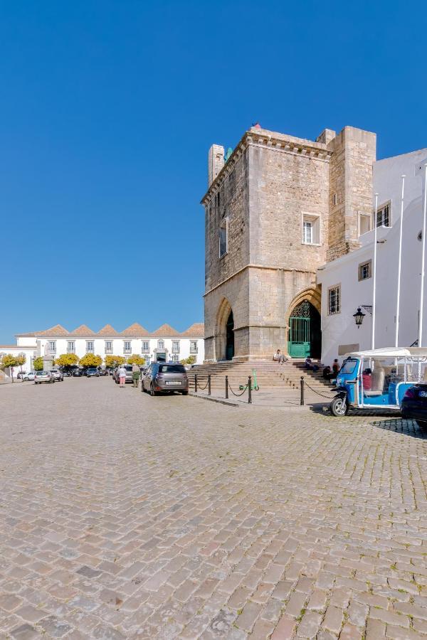 Trem - Located In Old City - Faro Bagian luar foto
